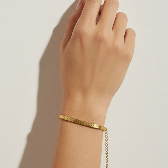 Pulsera Morena dorada en acero inoxidable con baño de oro 18K (PVD) sobre modelo
