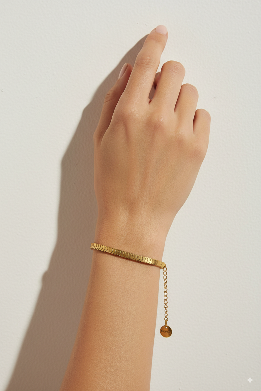Pulsera Morena dorada en acero inoxidable con baño de oro 18K (PVD) sobre modelo