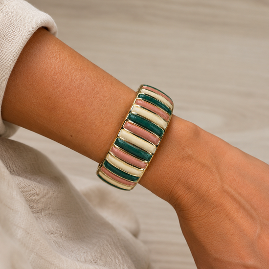 Mujer llevando la Pulsera Savia BRAVATA dorada con detalles de colores