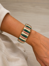 Mujer llevando la Pulsera Savia BRAVATA dorada con detalles de colores