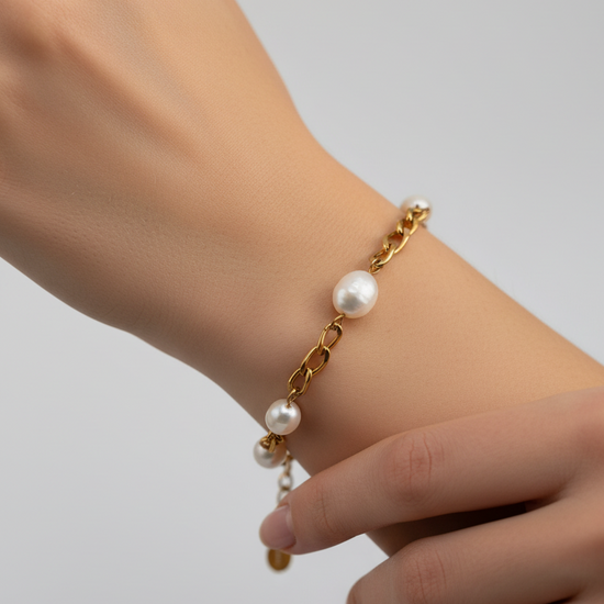 Pulsera Solara dorada en acero inoxidable con baño de oro 18K (PVD) sobre modelo