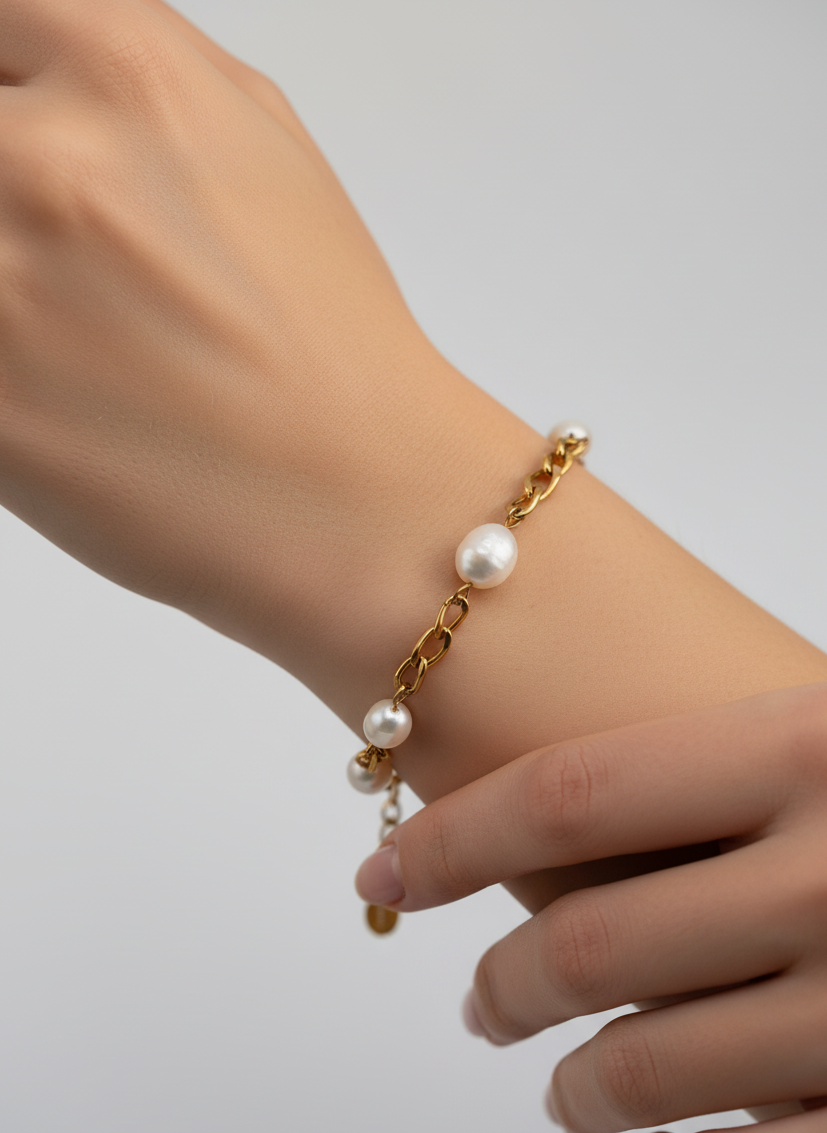 Pulsera Solara dorada en acero inoxidable con baño de oro 18K (PVD) sobre modelo