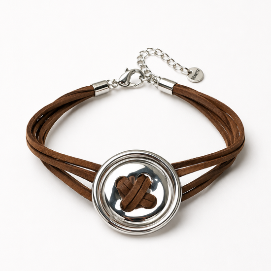 Pulsera Sorelia marrón multicordón con gran pieza circular plateada de BRAVATA.