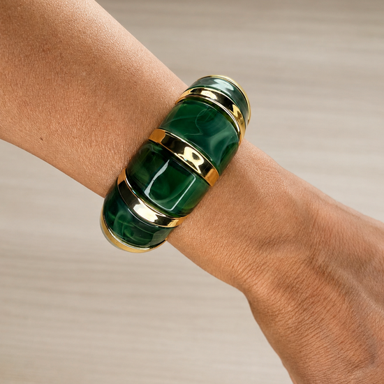 Mujer llevando la Pulsera Veridia BRAVATA verde y dorada