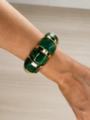 Mujer llevando la Pulsera Veridia BRAVATA verde y dorada