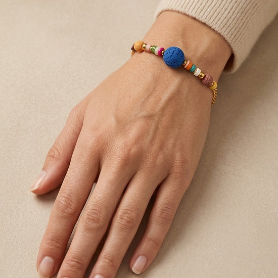 Pulsera de colores en muñeca femenina elegante