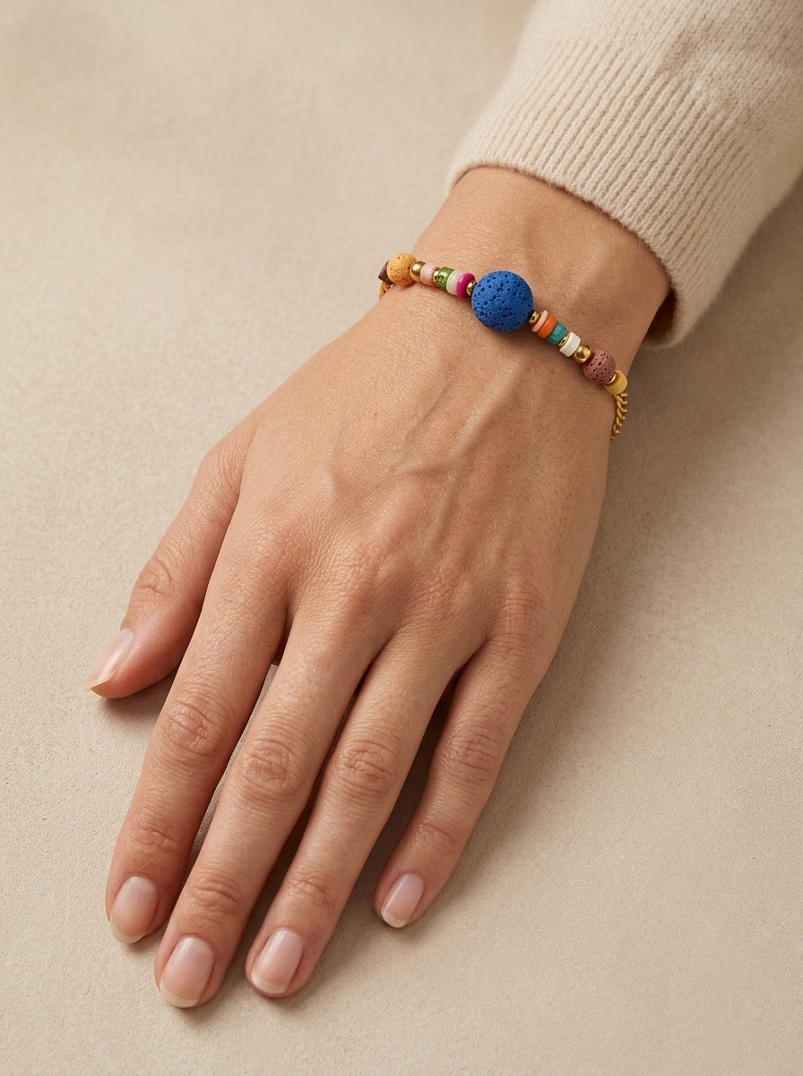 Pulsera de colores en muñeca femenina elegante