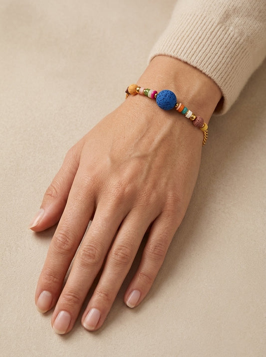 Pulsera de colores en muñeca femenina elegante