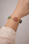 Pulsera con piedras volcánicas en tonos naturales y aros dorados, diseño artesanal y colorido que aporta personalidad y frescura.