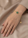 Pulsera dorada con detalle central de flor verde y circonitas brillantes, diseño delicado y elegante ideal para ocasiones especiales.