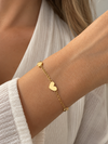Pulsera Corazones Dorados Encadenados BRAVATA, detalle 2: cadena fina con tres corazones planos y lisos distribuidos de forma equidistante