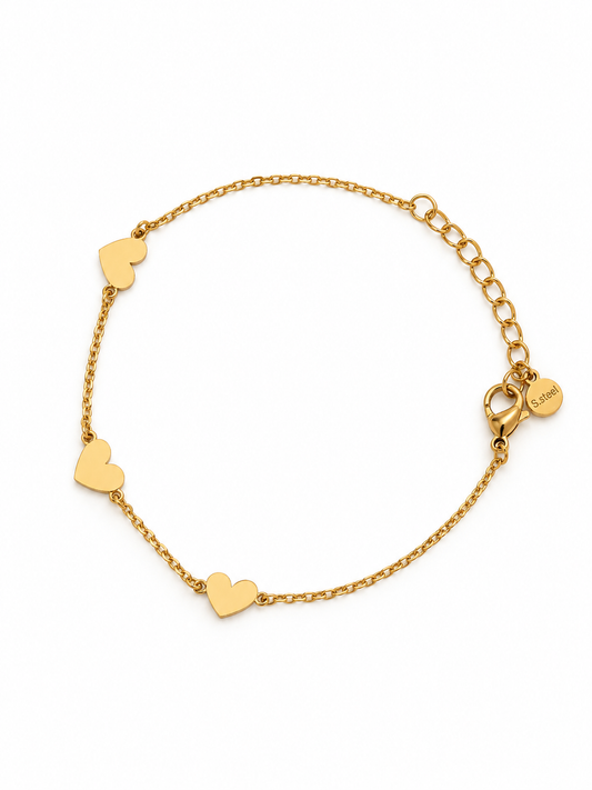 Pulsera Corazones Dorados Encadenados BRAVATA, detalle 1: cadena fina con tres corazones planos y lisos distribuidos de forma equidistante