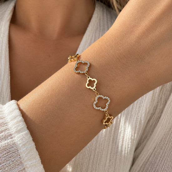 Pulsera Floral Brillante BRAVATA, detalle 1: cadena con cinco motivos florales de cuatro pétalos, tres de ellos con borde de piedras brillantes y dos lisos, int