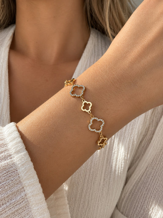 Pulsera Floral Brillante BRAVATA, detalle 1: cadena con cinco motivos florales de cuatro pétalos, tres de ellos con borde de piedras brillantes y dos lisos, int