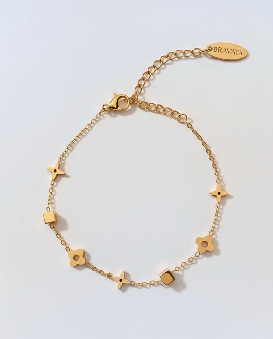 Pulsera dorada con mini charms de estrella, flor y cuadrado en cadena fina