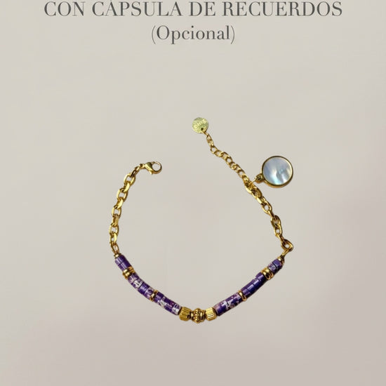 Pulsera morada con cuentas y detalles dorados con cápsula de recuerdos opcional Bravata