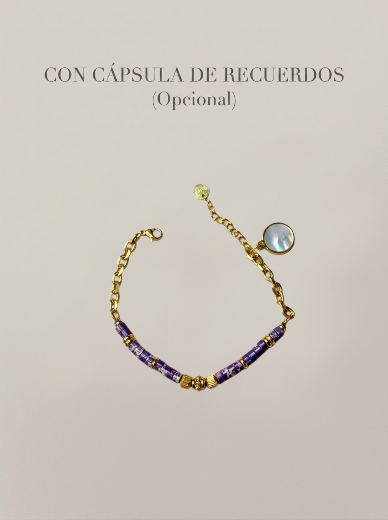 Pulsera morada con cuentas y detalles dorados con cápsula de recuerdos opcional Bravata