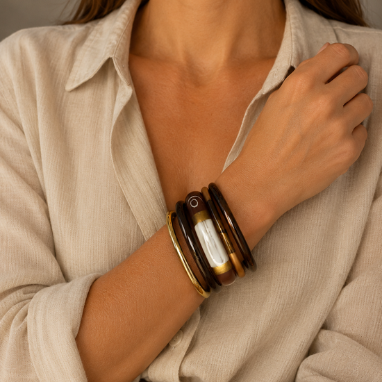 Mujer llevando el Set de Pulseras Maelis BRAVATA
