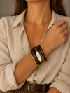Mujer llevando el Set de Pulseras Maelis BRAVATA