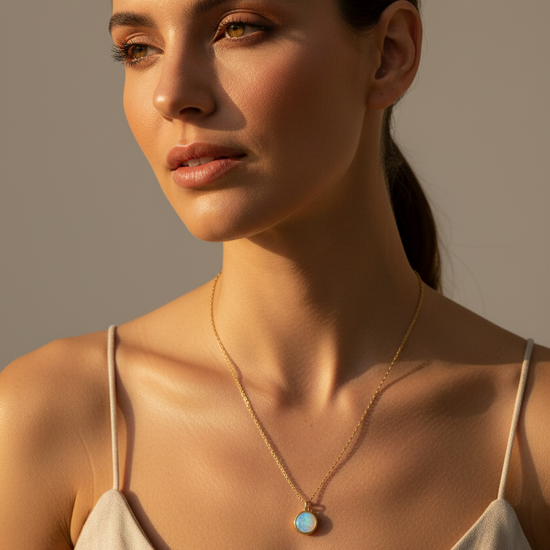 Collar dorado con cápsula de recuerdos Bravata con colgante personalizable