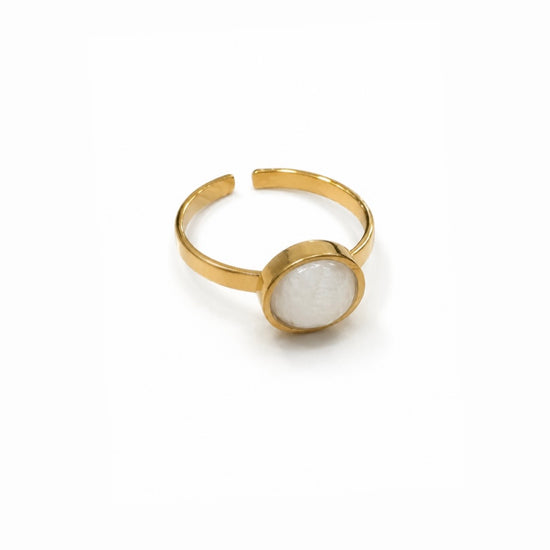 Anillo Arven dorado ajustable con piedra circular blanca y engaste liso de BRAVATA.