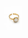 Anillo Arven dorado ajustable con piedra circular blanca y engaste liso de BRAVATA.