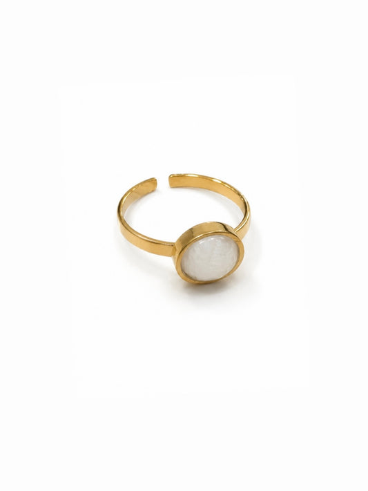 Anillo Arven dorado ajustable con piedra circular blanca y engaste liso de BRAVATA.