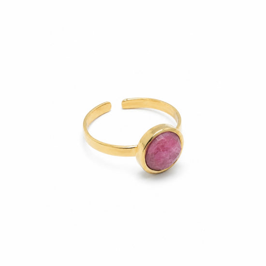 Anillo Arven dorado ajustable con piedra circular rosa facetada y engaste liso de BRAVATA.