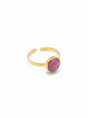 Anillo Arven dorado ajustable con piedra circular rosa facetada y engaste liso de BRAVATA.
