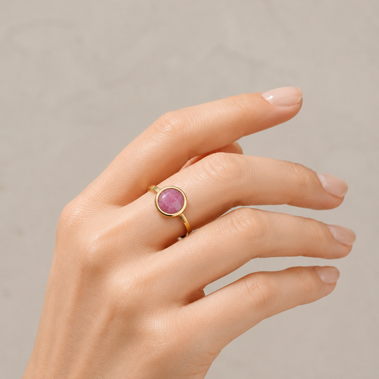 Modelo llevando el Anillo Arven dorado ajustable con piedra circular rosa facetada de BRAVATA.