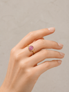 Modelo llevando el Anillo Arven dorado ajustable con piedra circular rosa facetada de BRAVATA.