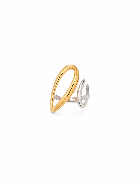 Anillo Aziel ajustable con diseño abierto bicolor, aro ovalado dorado y detalle ovalado plateado de BRAVATA.