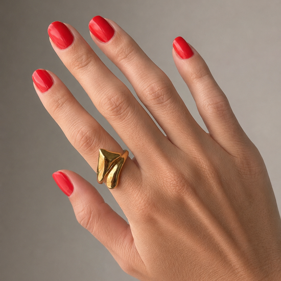 Anillo dorado escultural minimalista para mujer de BRAVATA