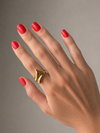 Anillo dorado escultural minimalista para mujer de BRAVATA