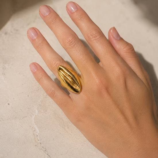 Anillo dorado grande minimalista puesto en mano para mujer de BRAVATA