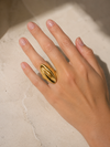 Anillo dorado grande minimalista puesto en mano para mujer de BRAVATA