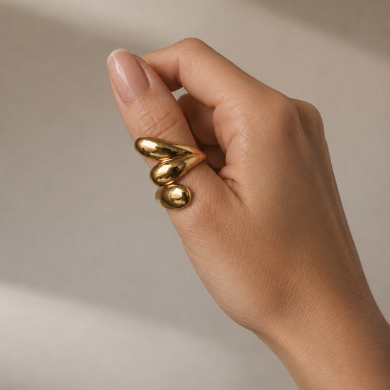 Anillo dorado moderno de diseño espiral puesto en mano para mujer de BRAVATA