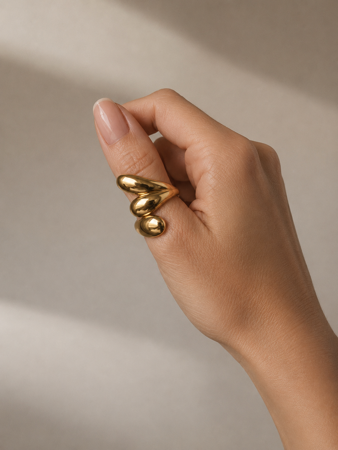Anillo dorado moderno de diseño espiral puesto en mano para mujer de BRAVATA