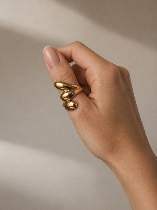 Anillo dorado moderno de diseño espiral puesto en mano para mujer de BRAVATA