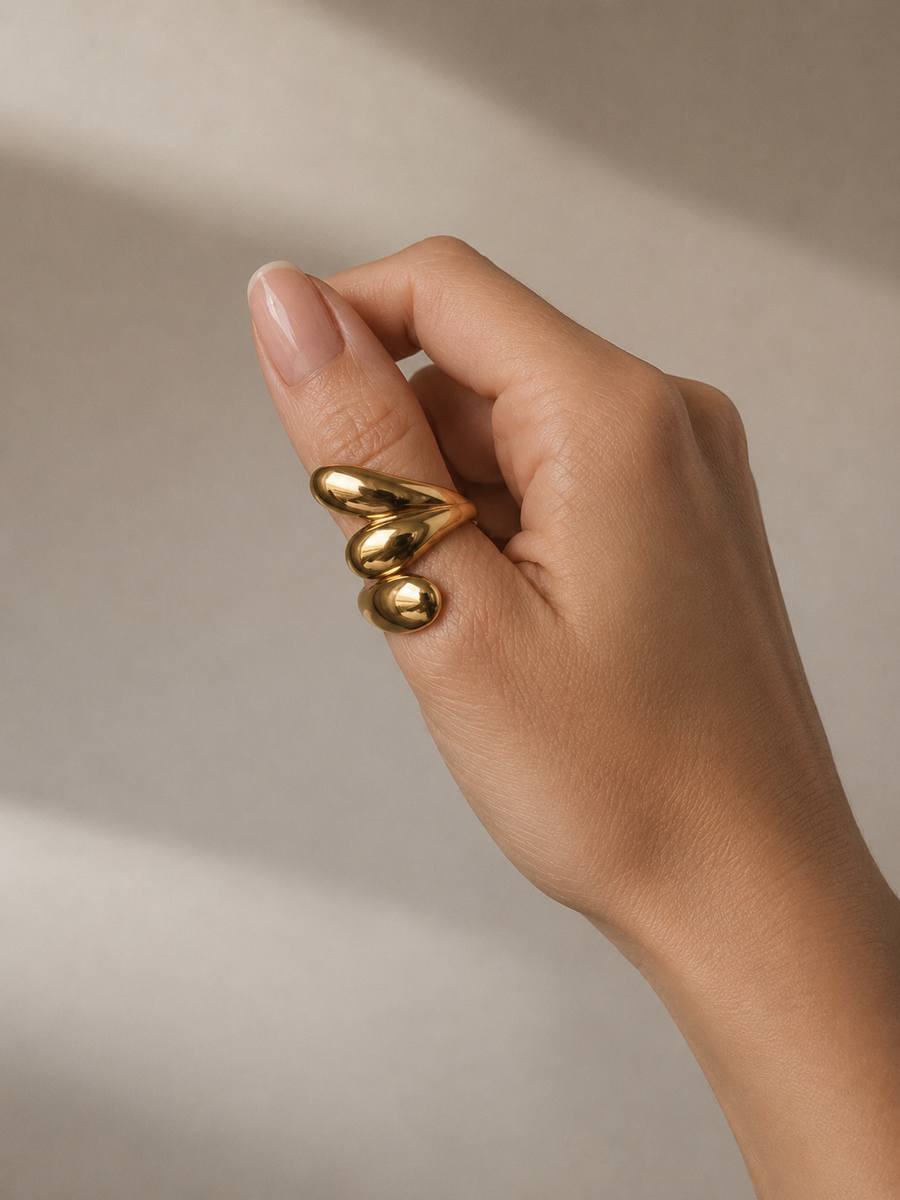 Anillo dorado moderno de diseño espiral puesto en mano para mujer de BRAVATA