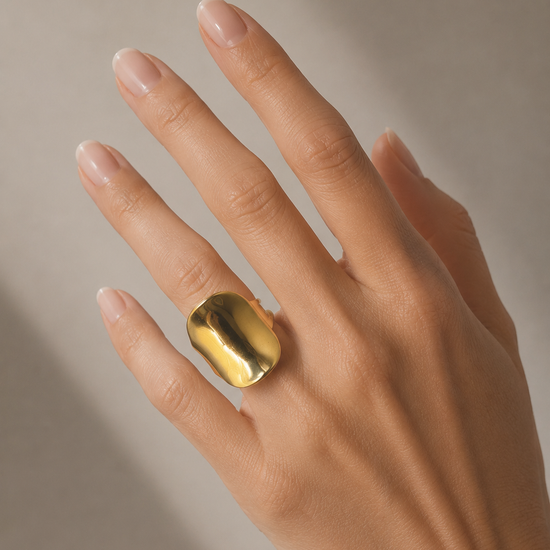 Anillo dorado XL de diseño orgánico para mujer de BRAVATA