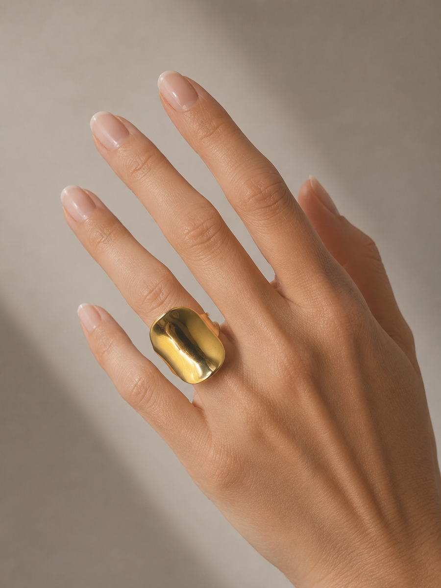 Anillo dorado XL de diseño orgánico para mujer de BRAVATA