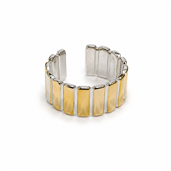 Anillo Kaori ancho y ajustable con placas verticales alternadas en acabado dorado y plateado de BRAVATA.