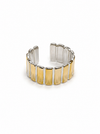 Anillo Kaori ancho y ajustable con placas verticales alternadas en acabado dorado y plateado de BRAVATA.