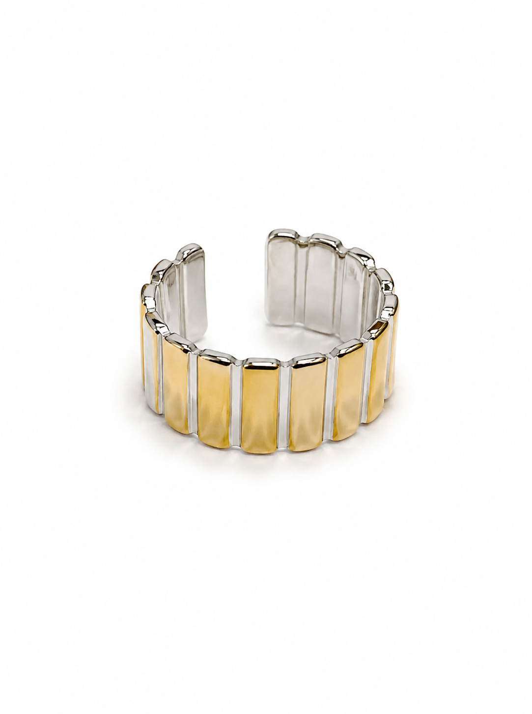 Anillo Kaori ancho y ajustable con placas verticales alternadas en acabado dorado y plateado de BRAVATA.