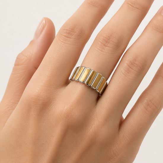 Modelo llevando el Anillo Kaori ancho y ajustable con diseño bicolor dorado y plateado de BRAVATA.