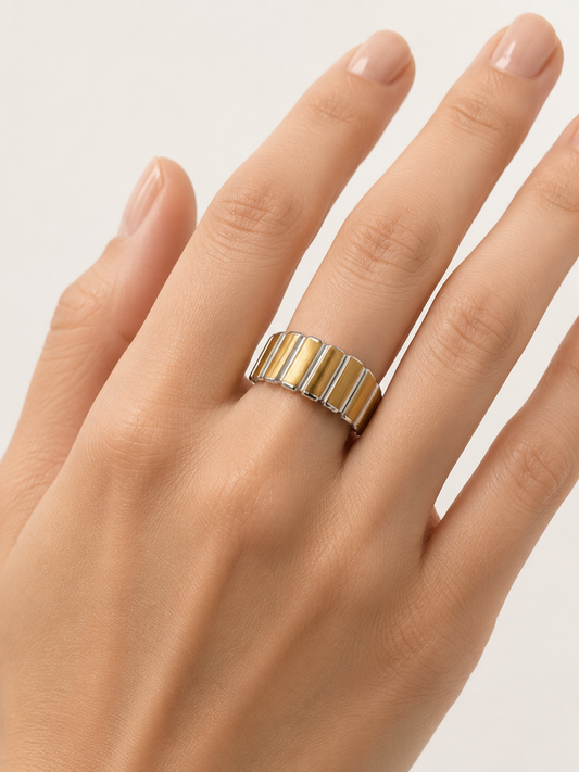 Modelo llevando el Anillo Kaori ancho y ajustable con diseño bicolor dorado y plateado de BRAVATA.