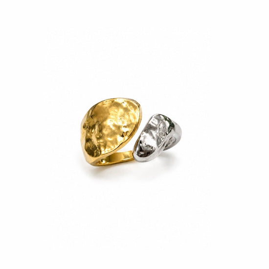 Anillo Nakoa ajustable con diseño abierto, piezas irregulares martilladas y acabado bicolor dorado y plateado de BRAVATA.