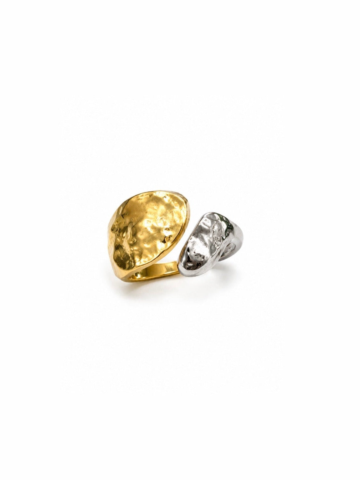Anillo Nakoa ajustable con diseño abierto, piezas irregulares martilladas y acabado bicolor dorado y plateado de BRAVATA.
