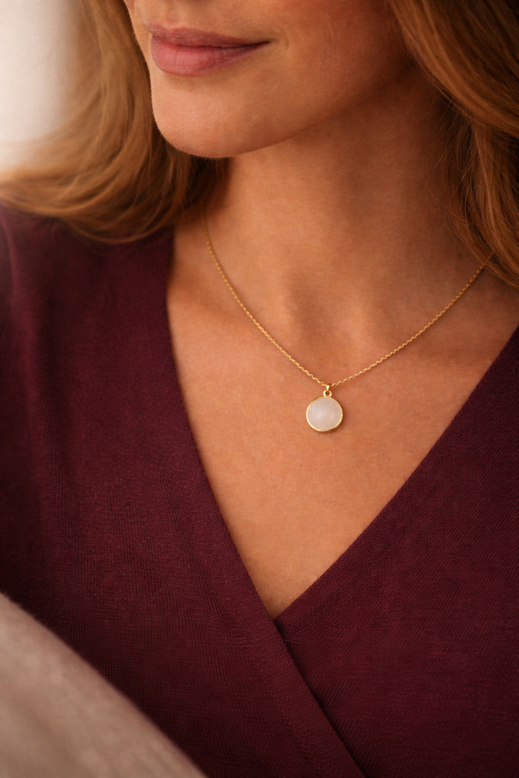 Cápsula Bravata integrada en collar elegante de diseño minimalista